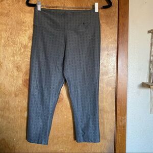 🍄 Nike Gray Cropped Athletic Leggings